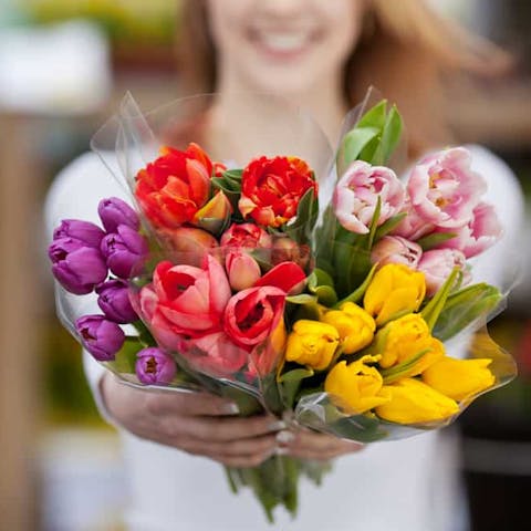 Buy a Flower Gift for Your Close Friends - Flora Queen