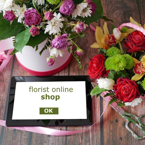 Order Flowers Online for Delivery to Surprise Your Lover Without Moving from Your Couch - Flora Queen