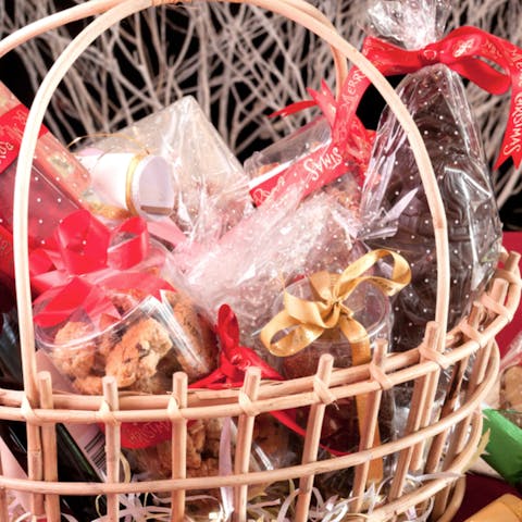 How to Make a Gift Basket - Flora Queen